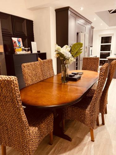 Spacious 5 Bedroom Home in Central Kidderminster with Private Parking and Electric Vehicle Facilities, Easy Access to Birmingham and Nearby Towns
