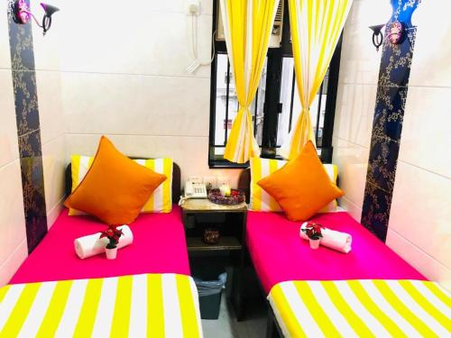 Standard Twin Room image 2
