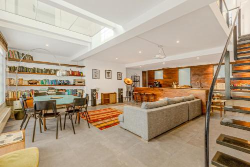Spacious & Tranquil 2BR Maisonette in Notting Hill, Londyn
