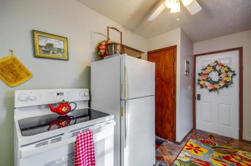 Walk to Dtwn: New Orleans-Themed Lebanon Cottage in Lebanon