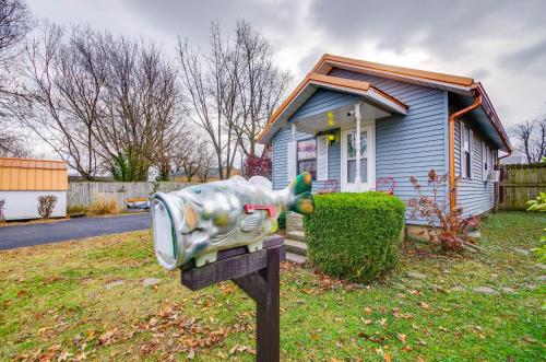 Walk to Dtwn: New Orleans-Themed Lebanon Cottage in Lebanon