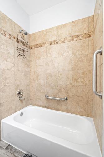 420 Lofty Apt, laundry, a block frm CTA