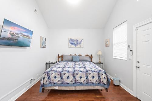 420 Lofty Apt, laundry, a block frm CTA