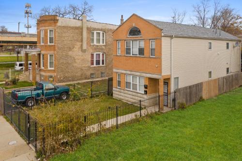 420 Lofty Apt, laundry, a block frm CTA