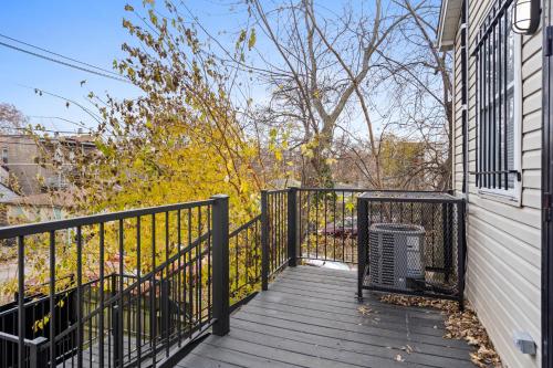 420 Lofty Apt, laundry, a block frm CTA