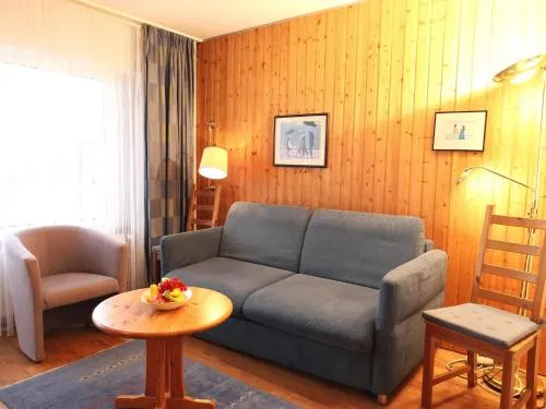 Freundliches 2-Zimmer-Appartement mit Kieferneinrichtung und einem Balkon. in Westerland, Deutschland