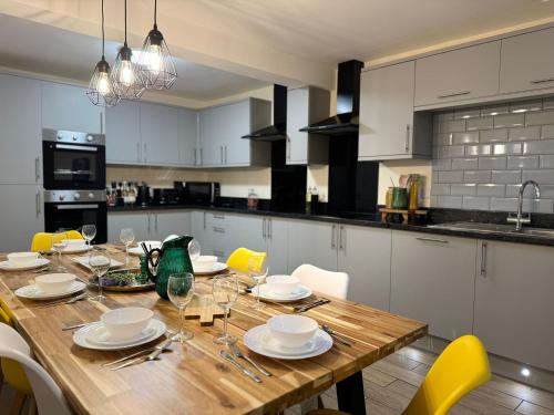 Létesítmények, Large House for 21 - Nottingham City near Industrial Múzeum