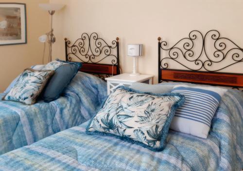 2 twin beds
