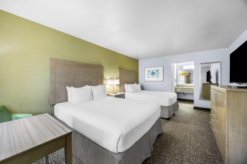Queen Room with Two Queen Beds - Non-Smoking