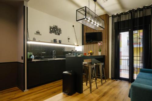 صالة مشتركة/ منطقة التلفزيون, LM industrial apartment & suite in University Area