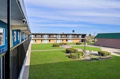 Econo Lodge - image 7