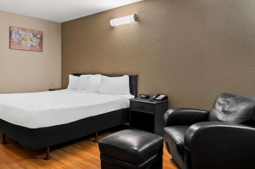 Econo Lodge - image 11