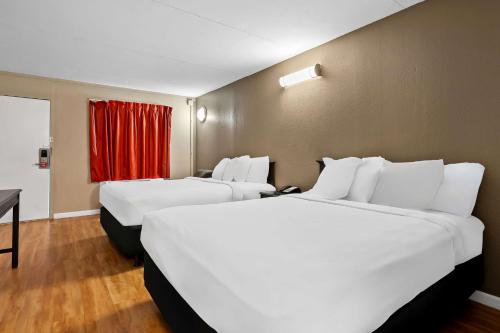 Econo Lodge - image 6