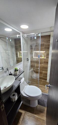 Shower, Hermosa casa con espacios independientes cerca a Mall plaza in Ciudadela del Norte