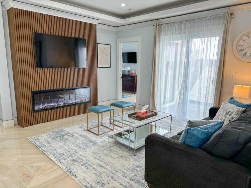 Renovated 3b, 2ba, Skyline View, Laundry, Cen Air in Boston, USA