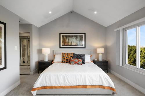 Serene Home on the Hill with amazing view! near SF Serene Home on the Hill with amazing view! near SF