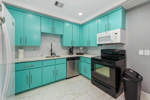 Spacious 2BR Apt with King Beds & Fully Equipped Kitchen near โรงละครกลางแจ้งมิลเลอร์