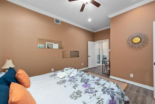 Spacious 2BR Apt with King Beds & Fully Equipped Kitchen near โรงละครกลางแจ้งมิลเลอร์