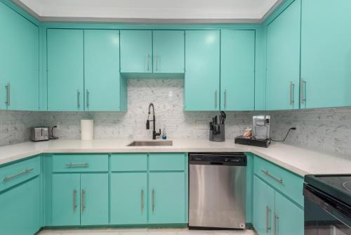 Spacious 2BR Apt with King Beds & Fully Equipped Kitchen near โรงละครกลางแจ้งมิลเลอร์