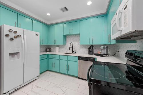 Spacious 2BR Apt with King Beds & Fully Equipped Kitchen near โรงละครกลางแจ้งมิลเลอร์
