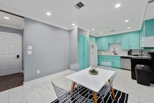 Spacious 2BR Apt with King Beds & Fully Equipped Kitchen near โรงละครกลางแจ้งมิลเลอร์