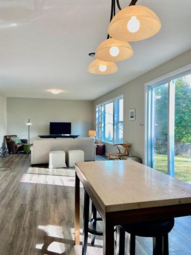 Newly Built Spacious Quiet 3 Bed Rm House with Backyard and Parking