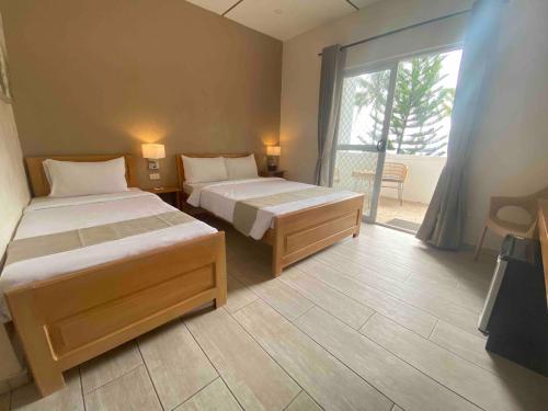 1 double bed, 1 twin bed