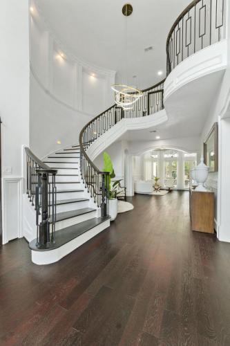 Luxury Mansion in The Woodlands TX with Heated Pool, Spa, BBQ & Basketball Court