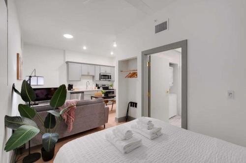 Bright and Modern Studio in Louisville # 103 in Louisville, USA