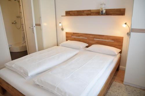 Die 2 Zimmerwohnung mit Balkon liegt in der 1 Etage und ist ideal fur 2 bis 3 Personen 145m von Süderende entfernt
