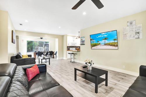 Elegant 4BR Villa Heated Pool Near Hollywood Beach in Hollywood, USA