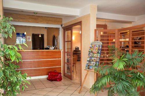 BRIT HOTEL Essentiel CAHORS Nord