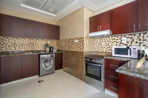 Magnificiant 1BR Apartment in Court Tower with Canal View, Dubai (Foto 10)