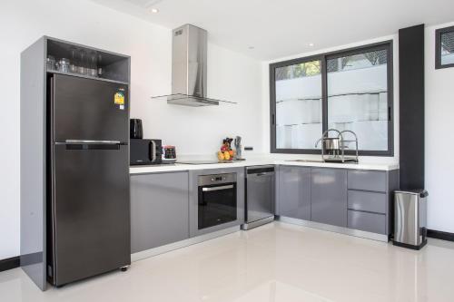 New & Modern, Loft Style 4BR Villa Sunset Garden 3, 12m Salt Pool, just 10min drive Naiharn Beach, Ban Saiyuan (1) (zdjęcie 4)