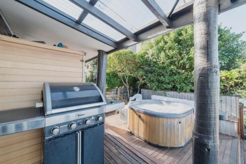 The Ultimate Cecil Wood Stay - Hot Tub BBQ & Views in Sumner