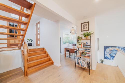 The Ultimate Cecil Wood Stay - Hot Tub BBQ & Views in Sumner