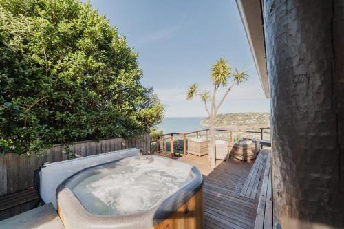 The Ultimate Cecil Wood Stay - Hot Tub BBQ & Views in Sumner