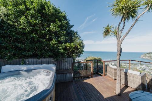 The Ultimate Cecil Wood Stay - Hot Tub BBQ & Views in Sumner