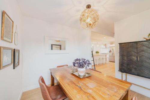 The Ultimate Cecil Wood Stay - Hot Tub BBQ & Views in Sumner