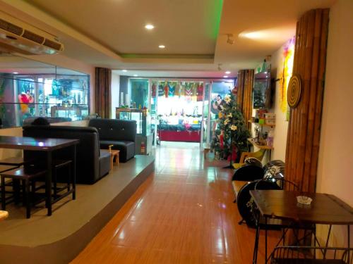 Előcsarnok, Popeyes Hostel Coffee Shop & Bar in Patong