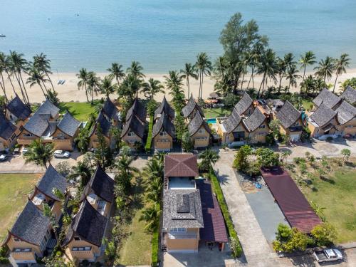 Exterior view, Blue Lion Small Pool Villa - by KohChangVillas in Klong Son