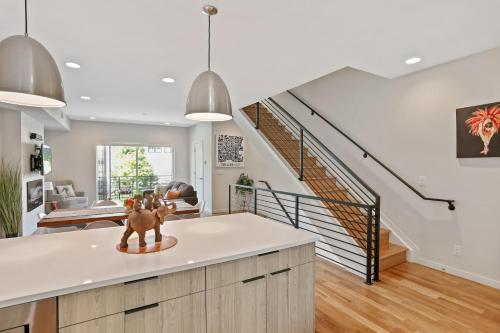 New Townhome with Stunning City and Mountain Views - image 8