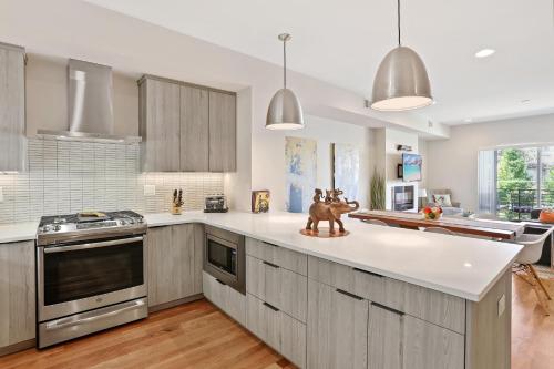 New Townhome with Stunning City and Mountain Views - image 7
