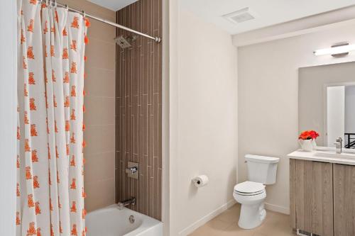 New Townhome with Stunning City and Mountain Views - image 11