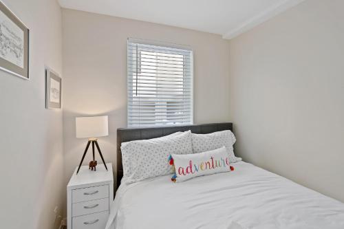 New Townhome with Stunning City and Mountain Views - image 12