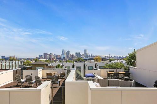 New Townhome with Stunning City and Mountain Views - image 6