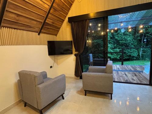 River Paradise Cabin with Private Jacuzzi, Fortuna (photo 11)