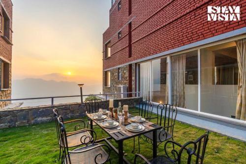 StayVista at Mist - Elysium Estate Mountain 2BR, Bonfire & Meals