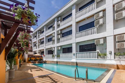 Rattana Karon Beach Hotel - 수영장
