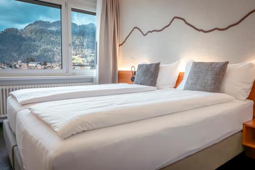 Hotel Merkur - West Station Lodge - image 3